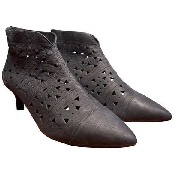 Rockport Total Motion Kalila Women's 10 Black Nubuck Booties Kitten Heel Cut Out - Picture 3 of 15